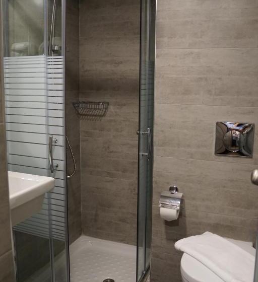 スタンダードルーム, Piraeus Port