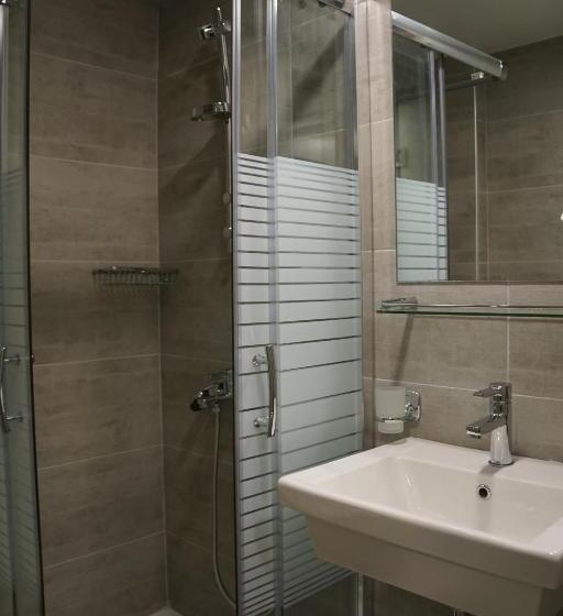 スタンダードルーム, Piraeus Port