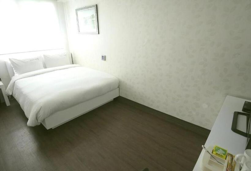 Camera Standard, Residence Mumum