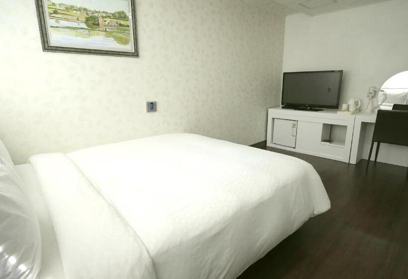 Camera Standard, Residence Mumum