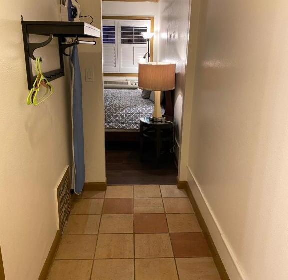 キングサイズベッドのスタンダードルーム, Westwind Lodge