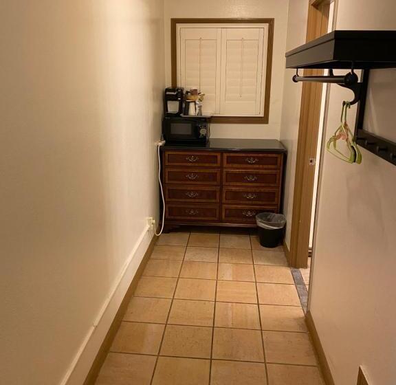 キングサイズベッドのスタンダードルーム, Westwind Lodge