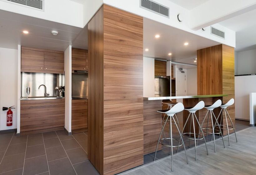 Номер Стандарт, The Social Hub Paris La Défense