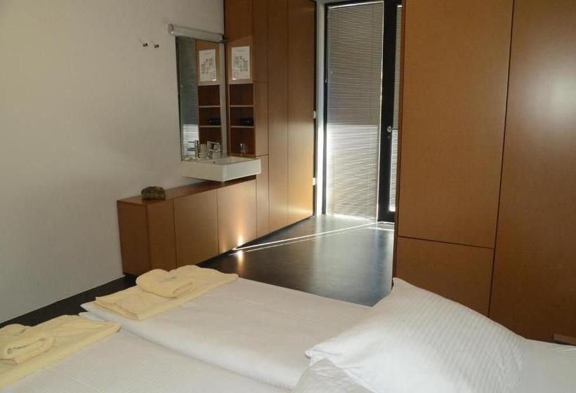 اتاق اکونومی, Sanje Ob Soči /