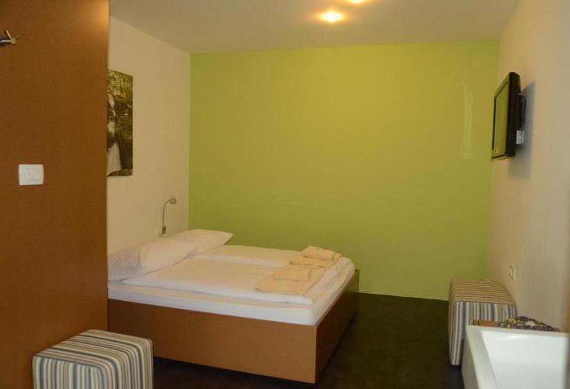 اتاق اکونومی, Sanje Ob Soči /