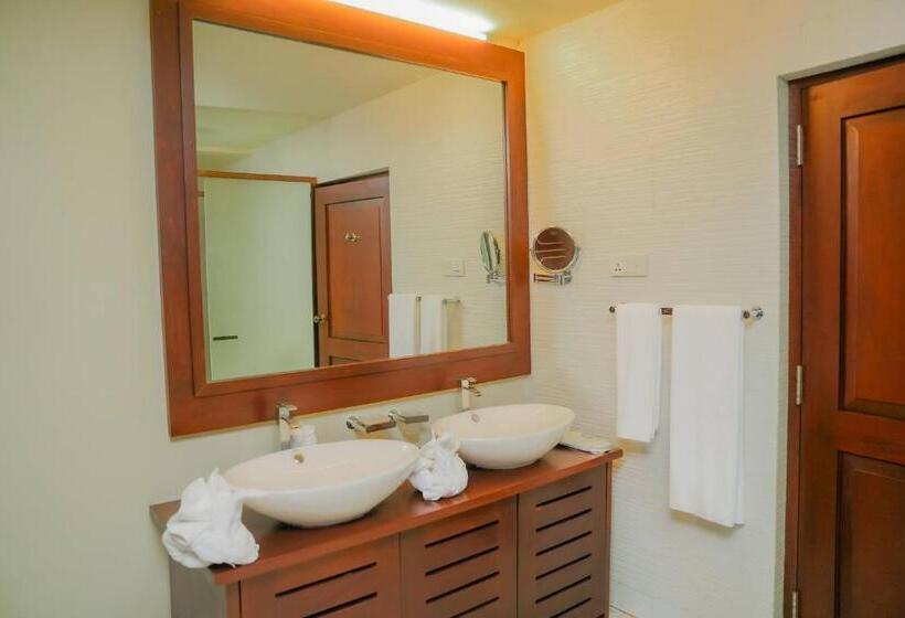 غرفة قياسية سرير كينج, Celestia Ayurveda Resort