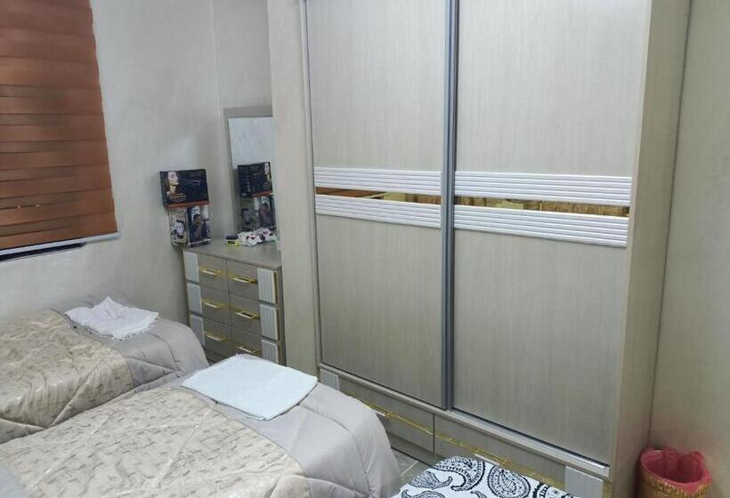 اتاق سه‌نفرۀ استاندارد با سرویس بهداشتی بیرون از اتاق, Hostel ـ Karak Dream