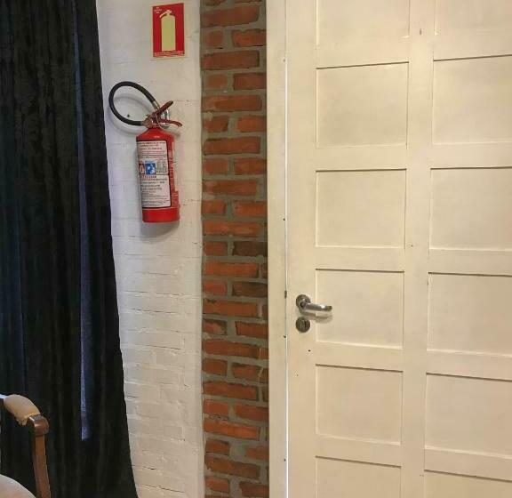 اتاق لوکس, St. Virginia’s