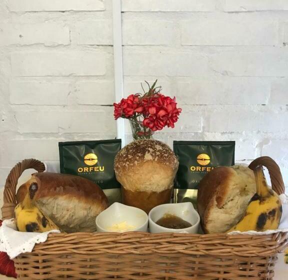 اتاق لوکس, St. Virginia’s