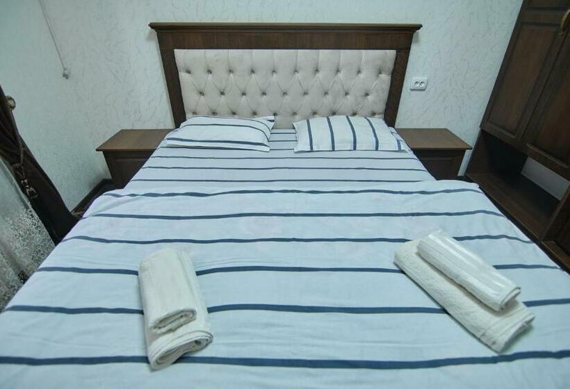 Aile Odası, Brick Palace