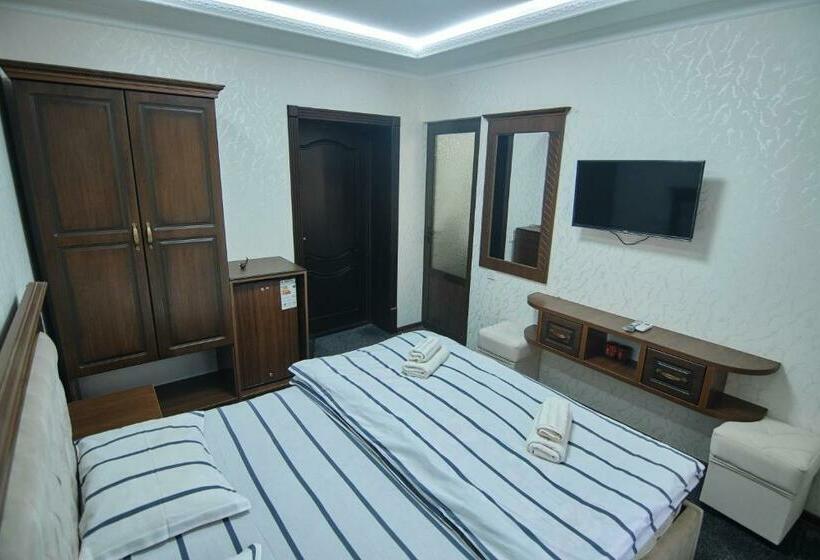 Aile Odası, Brick Palace