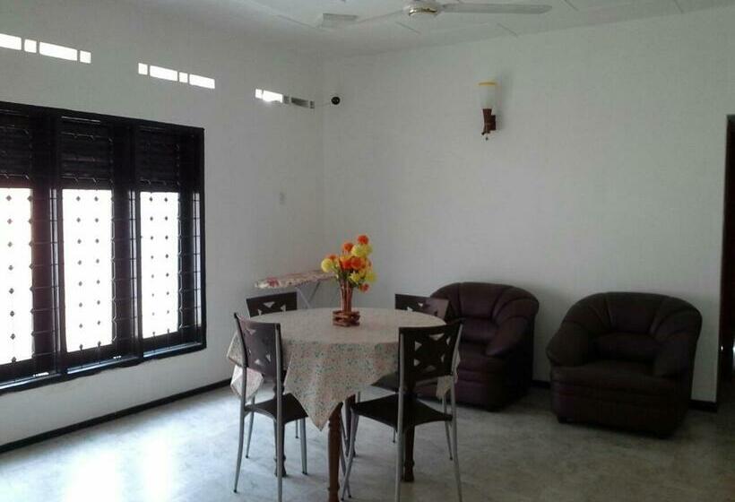 اتاق استاندارد چهار تخته, Yaarl Holiday