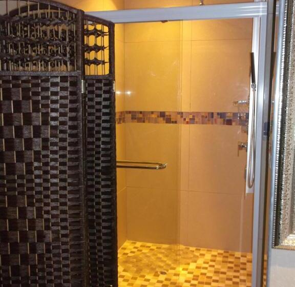 Delüks Süit, Keimoes