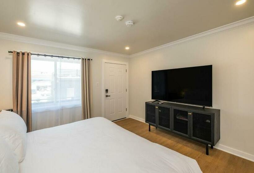 جناح سوبيريور, The Surf Club