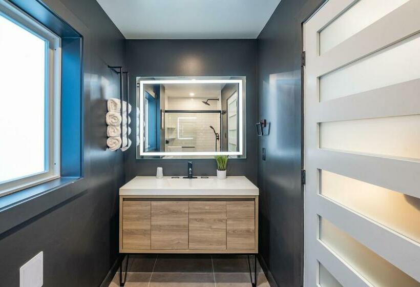 جناح سرير كينج, The Surf Club