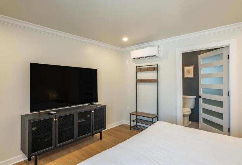 جناح, The Surf Club