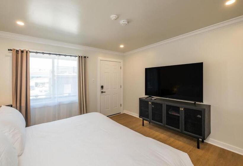 جناح, The Surf Club