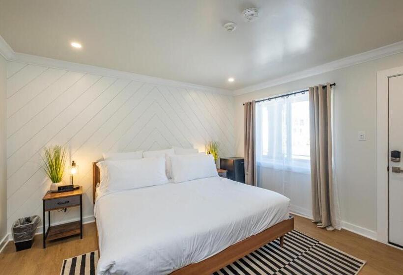 جناح ديلوكس, The Surf Club