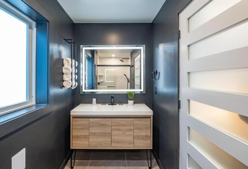 جناح ديلوكس, The Surf Club