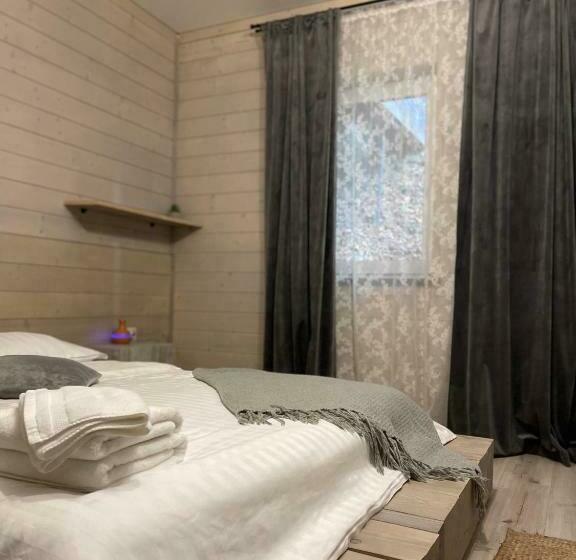 غرفة قياسية ثلاثية, Sandal