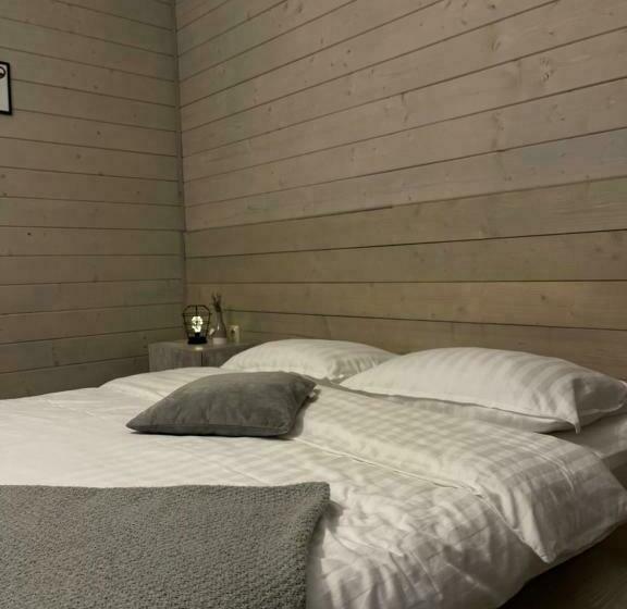 غرفة قياسية ثلاثية, Sandal