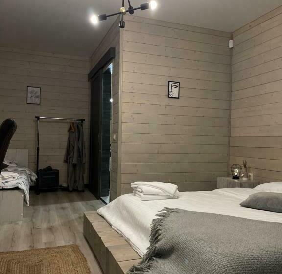 غرفة قياسية ثلاثية, Sandal