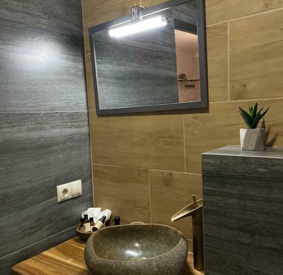 غرفة قياسية ثلاثية, Sandal