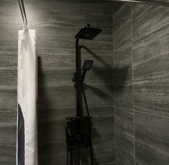 غرفة قياسية ثلاثية, Sandal