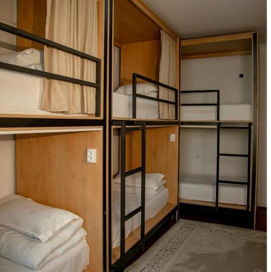 تختخواب در اتاق مشترک, Ayla Hostel