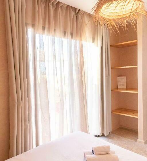 غرفة قياسية مزوَّدة بتراس, Surf&sound