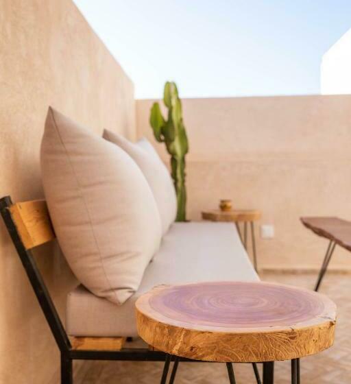 غرفة قياسية مزوَّدة بتراس, Surf&sound