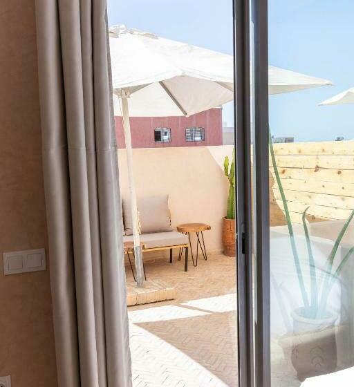 غرفة قياسية مزوَّدة بتراس, Surf&sound