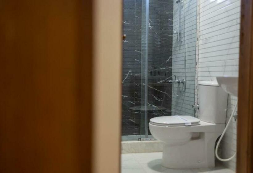 اتاق استاندارد سه نفره, El Mina City