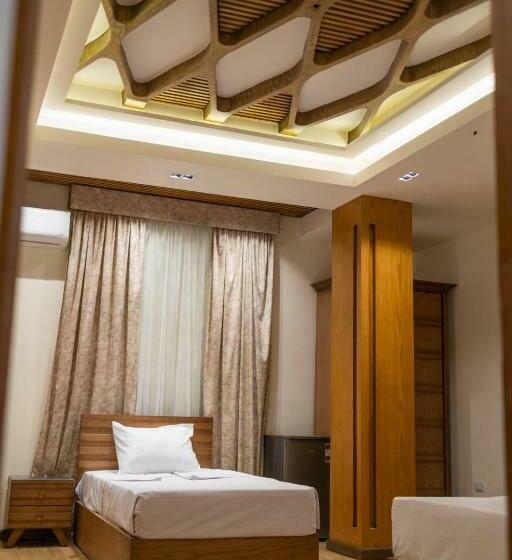 اتاق استاندارد سه نفره, El Mina City