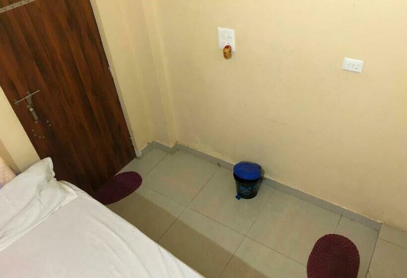 اتاق کلاسیک سه تخته, Oyo Rooftop Inn