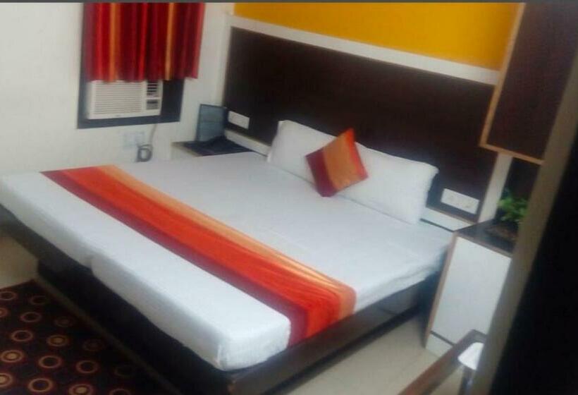 Üç Kişilik Klasik oda, Oyo Rooftop Inn