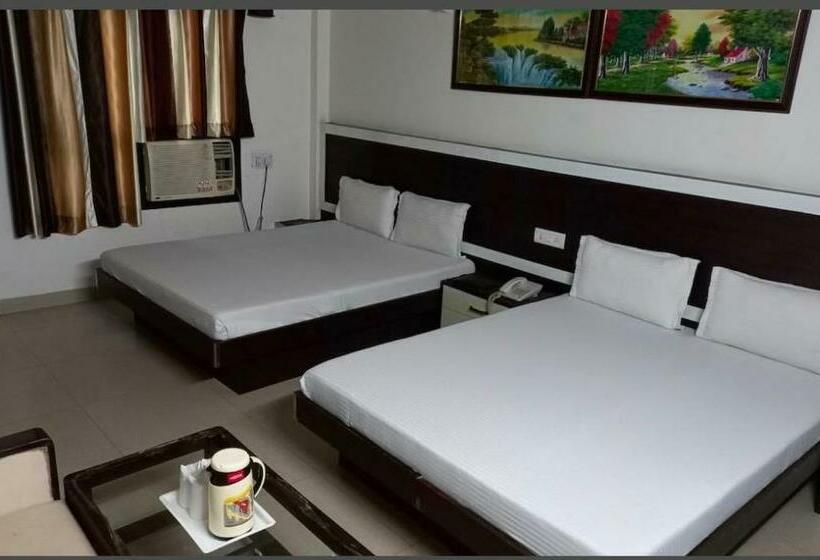 Üç Kişilik Klasik oda, Oyo Rooftop Inn