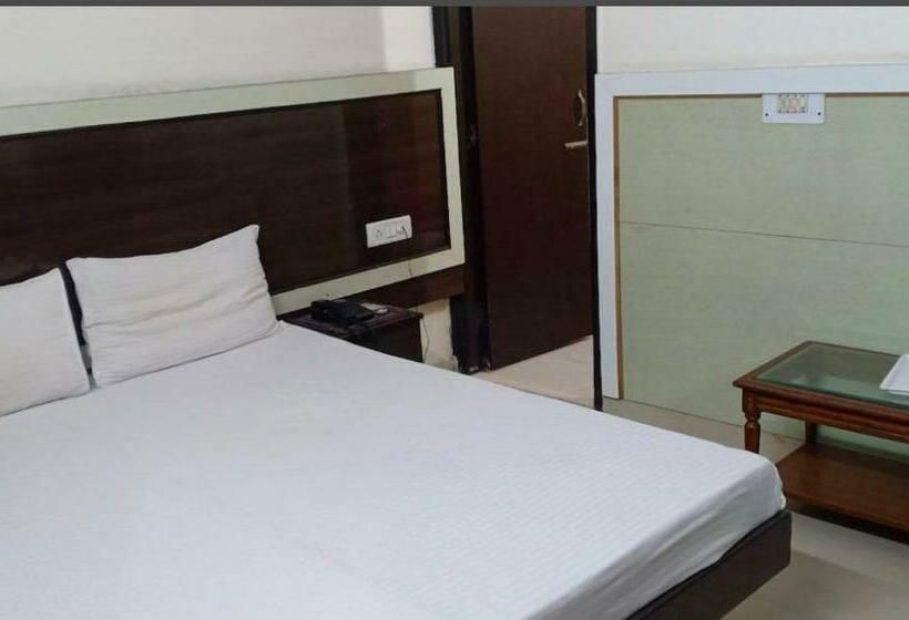 اتاق کلاسیک سه تخته, Oyo Rooftop Inn