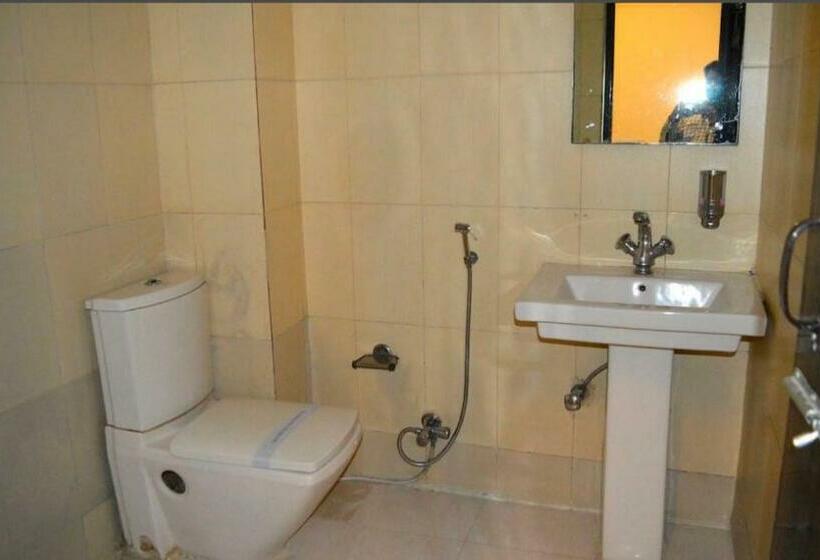 اتاق کلاسیک سه تخته, Oyo Rooftop Inn