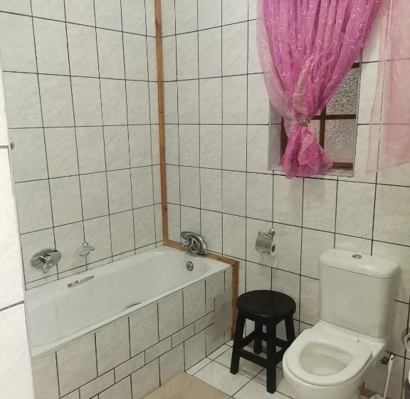 패밀리 룸, Neon Moon