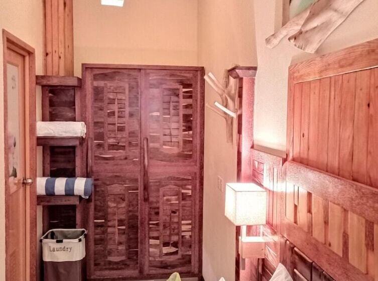 اتاق لوکس, The Corbin Guest House