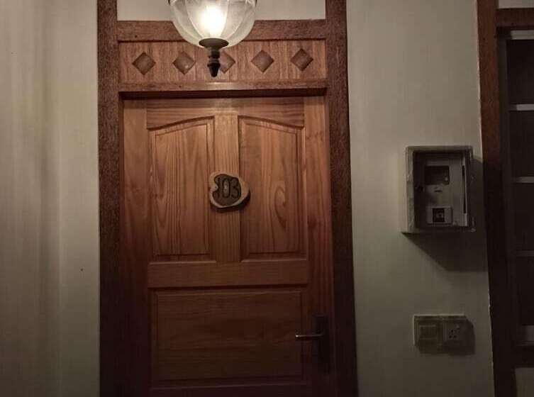 اتاق لوکس, The Corbin Guest House