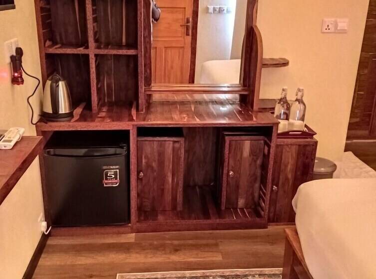 اتاق لوکس, The Corbin Guest House