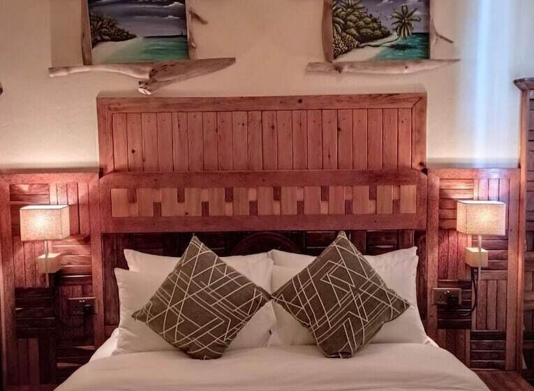 اتاق لوکس, The Corbin Guest House