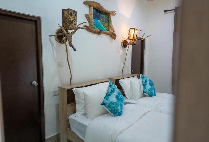 اتاق استاندارد با چشم‌انداز باغ, The Corbin Guest House