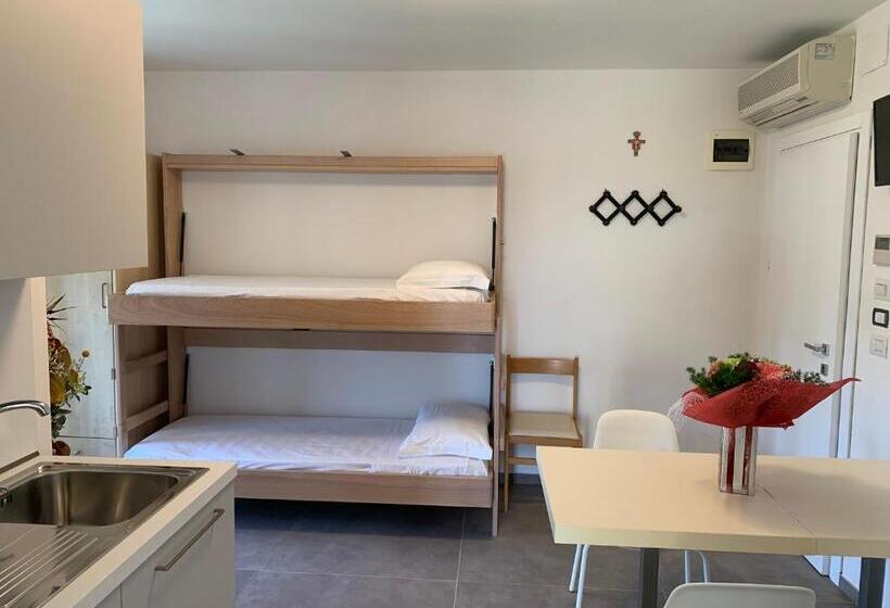 דירת חדר, Daniel Apartments