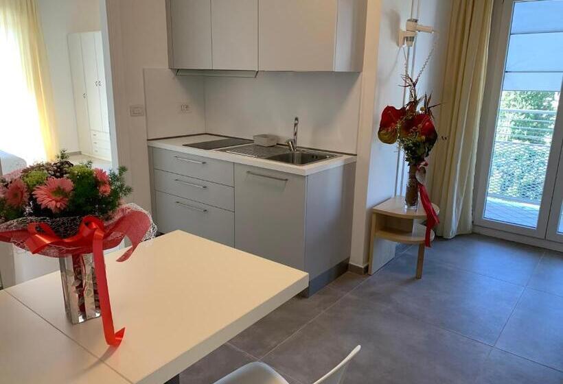 דירת חדר, Daniel Apartments