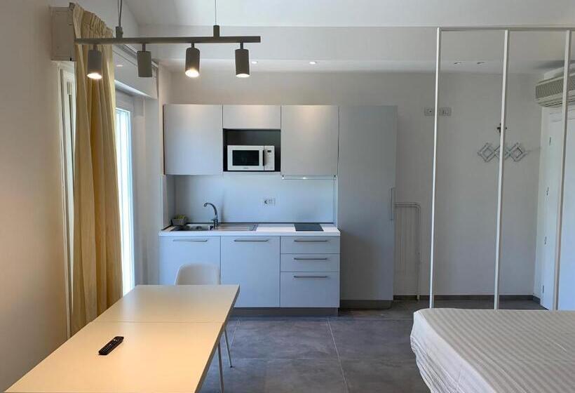 סטודיו דלוקס, Daniel Apartments