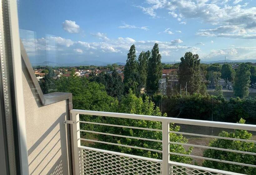 דירת חדר, Daniel Apartments