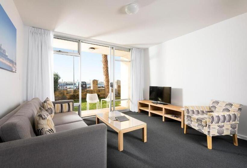 2 Bedroom Apartment with Views, Be. Fremantle